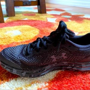 Under armour boys sneakers size 4